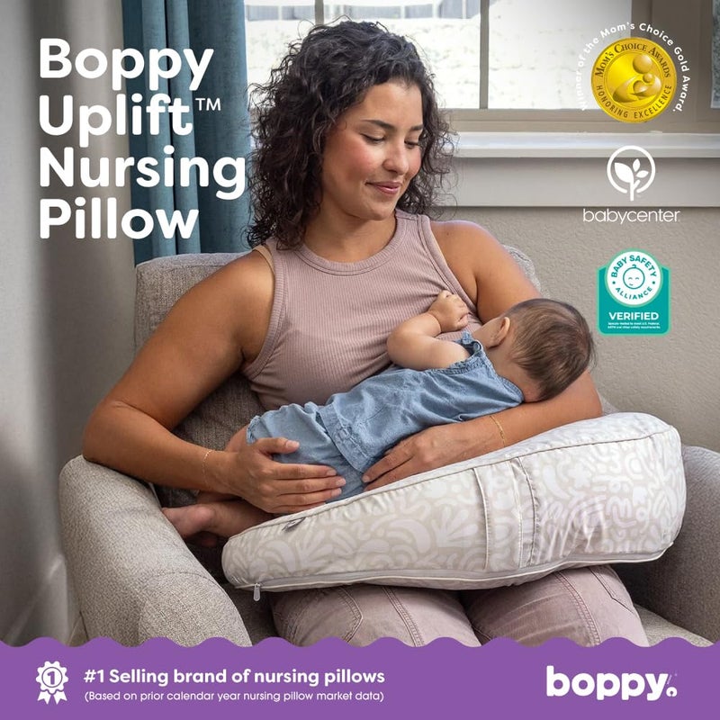 boppy وسادة الرضاعة Uplift - وسادة زجاجة ورضاعة لتقليل القيء وأعراض الارتجاع، مع فتحة شاملة للجسم وحزام، معتمدة من تحالف سلامة الأطفال - تصميم كريمي عتيق متعرج - Image 2
